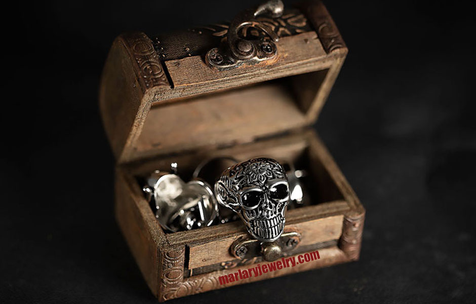 What does a skull ring symbolize? marlaryjewelry.com