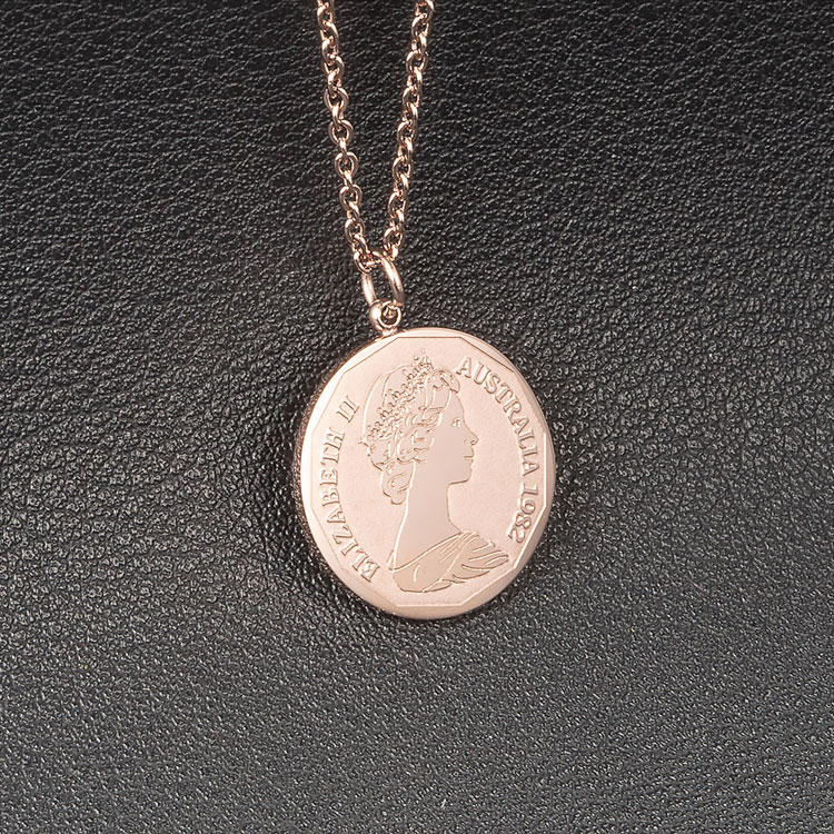 Fashion jewelry engraved stainless steel metal charms Elizabeth Queen